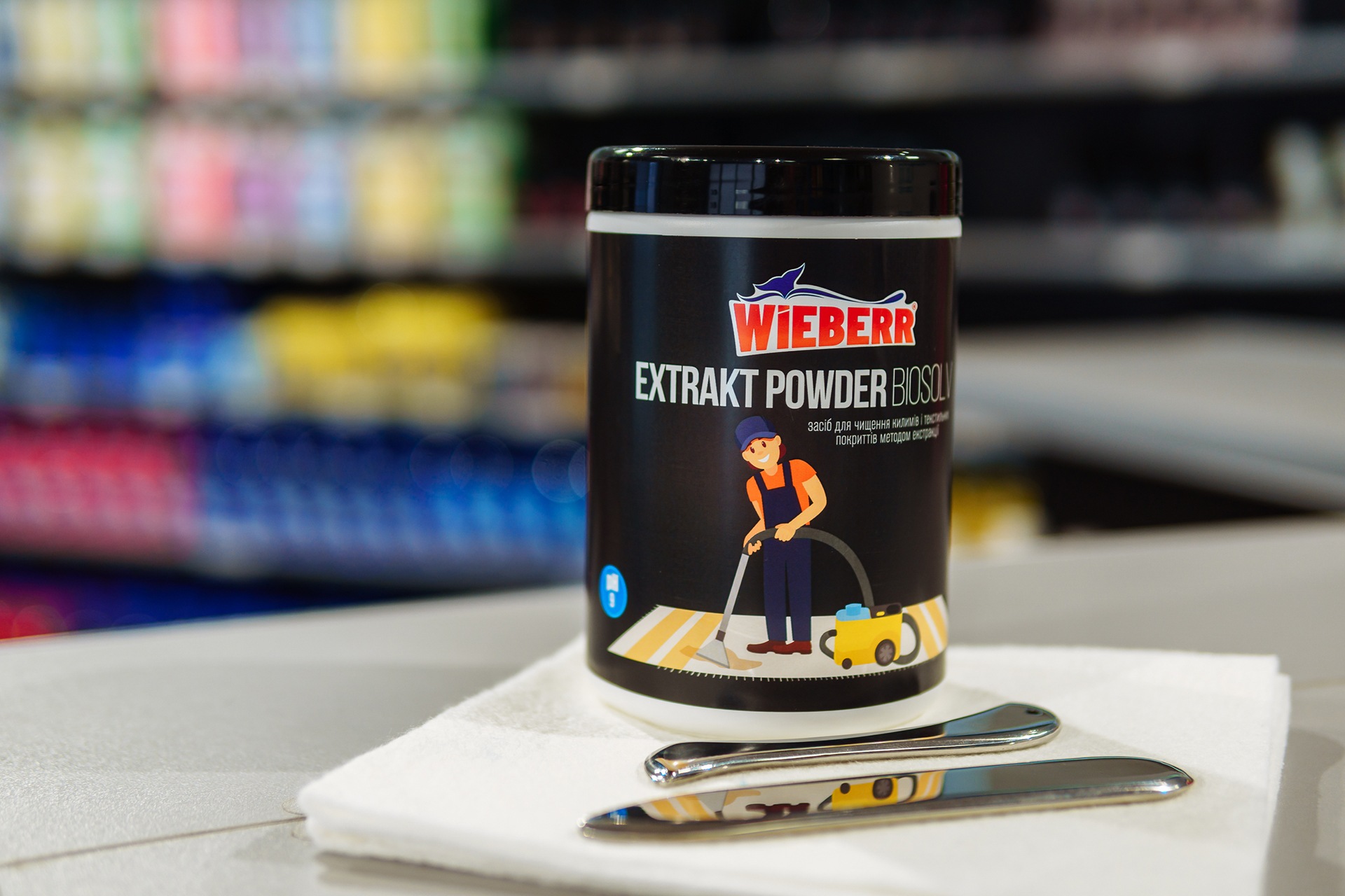 Chemistry for cleaning upholstered furniture